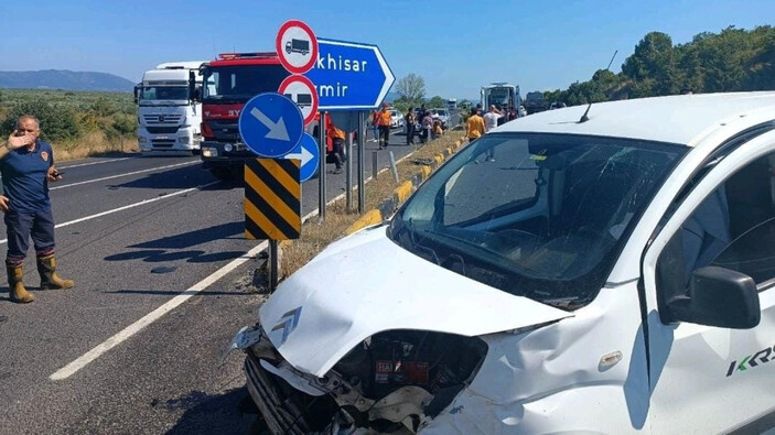 Manisa'da trafik kazası: 3'ü yabancı uyruklu 4 kişi yaralandı