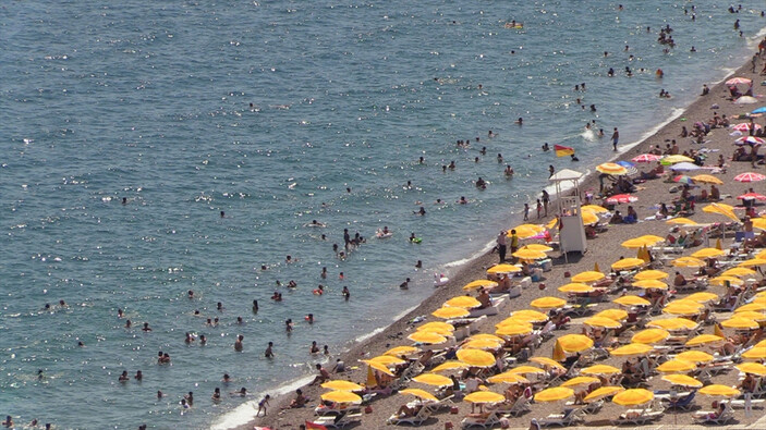 Antalya'da sıcaklık artıyor! Nem vatandaşları bunalttı