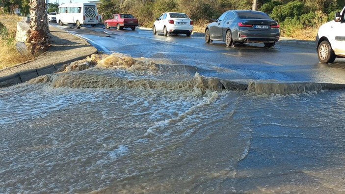 Bodrum'da ana isale hattı yine patladı! Cadde ve sokaklar göle döndü