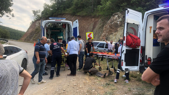 Bursa'da kamyonet ile otomobil çarpıştı: 6 yaralı