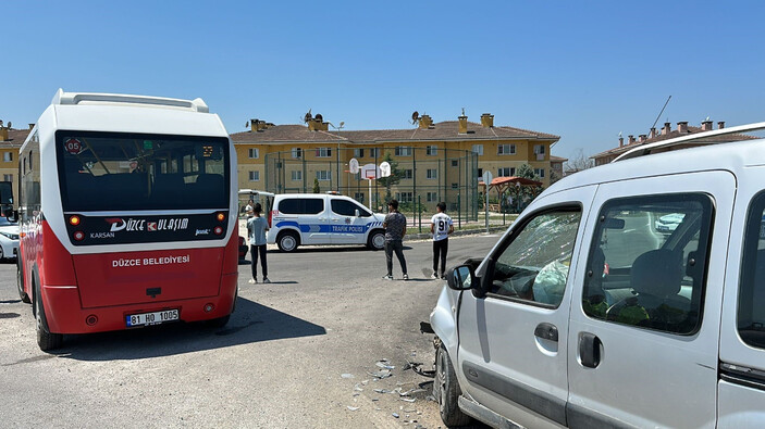 Düzce'de minibüs ve hafif ticari araç birbirine girdi