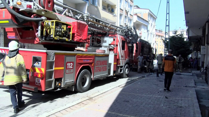 Esenyurt'taki dairede çıkan yangın üst kata sıçradı