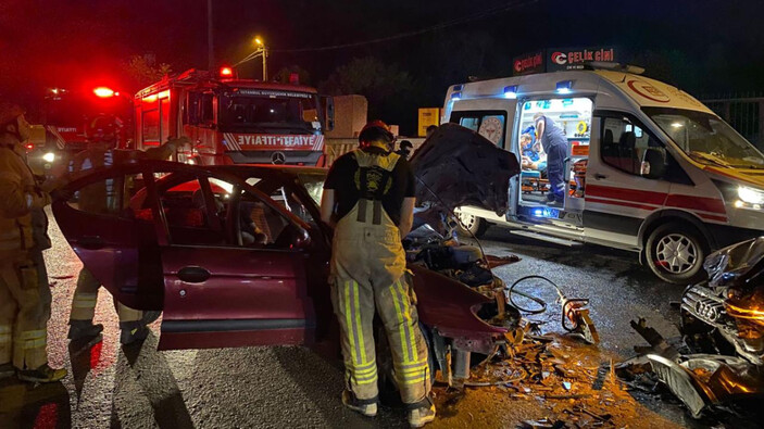 İstanbul Eyüpsultan'da otomobiller kafa kafaya çarpıştı: 3 ağır yaralı