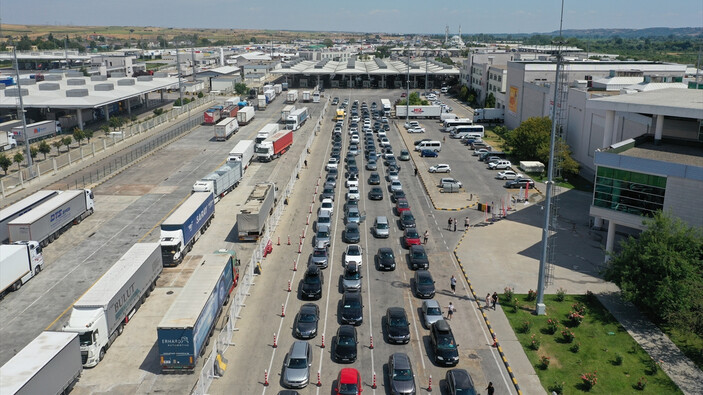 Kapıkule Sınır Kapısı'nda yoğunluk! Gurbetçilerin dönüş yolculuğu başladı