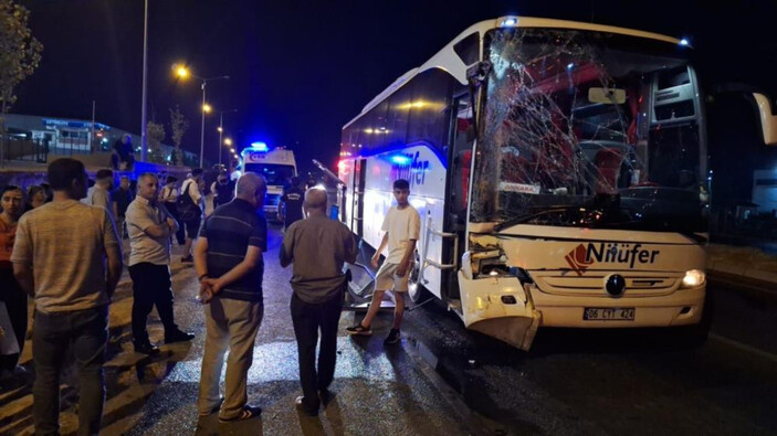 Manisa'da yolcu otobüsü tıra arkadan çarptı: 3 yaralı