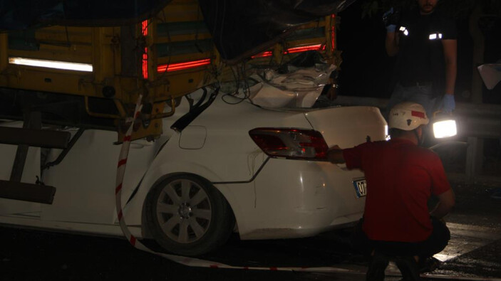 Şanlıurfa'da tıra arkadan çarpan otomobildeki 2 kişi can verdi