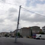 Avcılar'da yol ortasında kalan elektrik direği