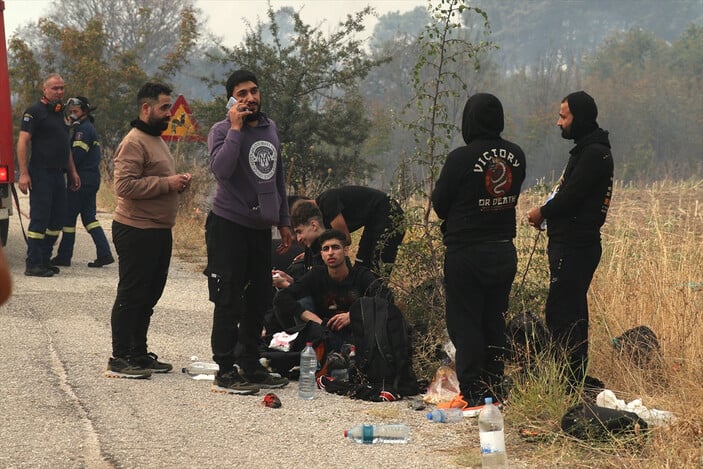 Yunanistan'da düzensiz göçmenlerin yangın mücadelesi