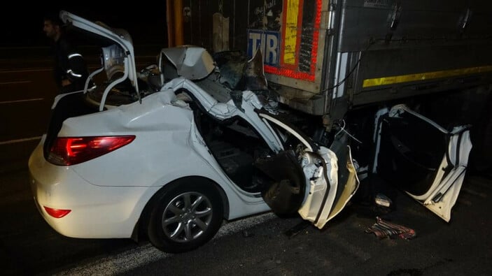 Kocaeli'de otomobil tıra ok gibi saplandı: 1 ölü