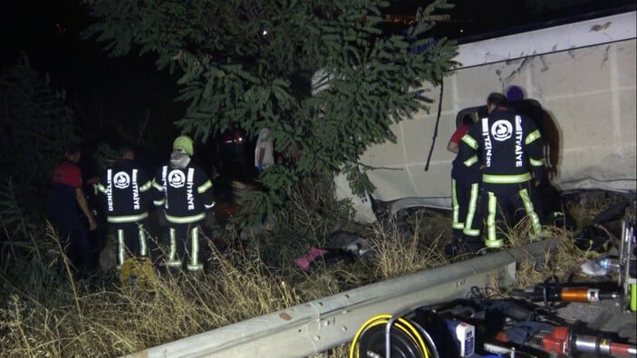 Denizli'de karşı şeride geçen tır otobüse çarptı: 6 ölü, 43 yaralı