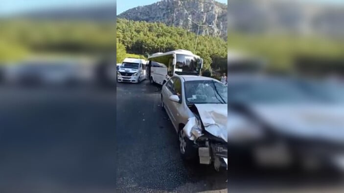 Antalya'da 12 araç zincirleme kazaya karıştı