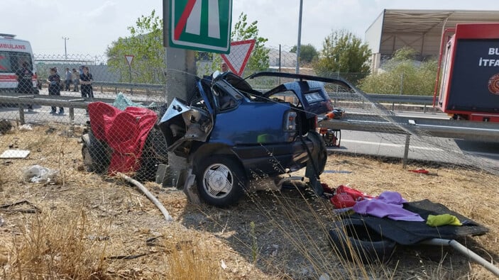 Bursa'da refüjdeki direğe çarpan otomobilin sürücüsü öldü