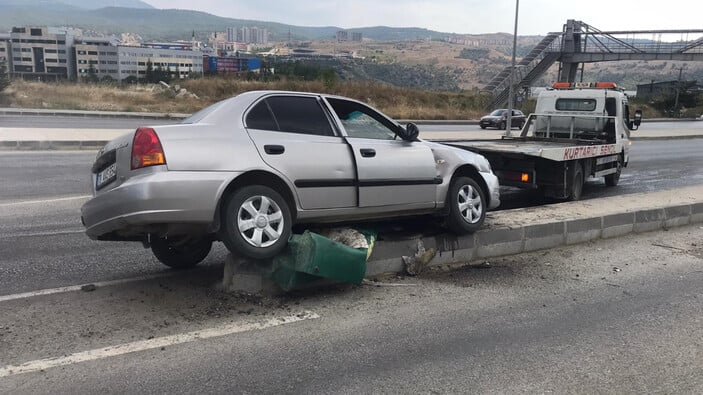 Karabük'te refüje çıkan otomobilde 2 kişi yaralandı