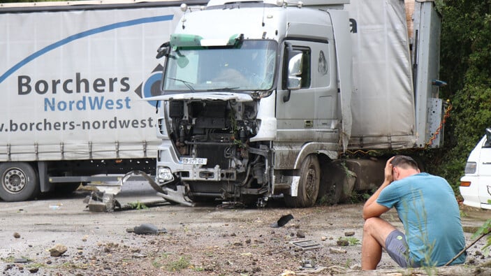 Sakarya'da yağış kazaya sebep oldu! Sürücü dakikalarca düşündü