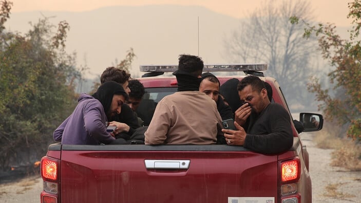 Yunanistan'da düzensiz göçmenlerin yangın mücadelesi