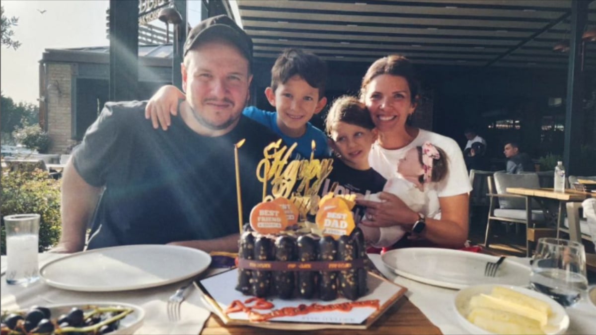 Ünlü Komedyen Şahan Gökbakar, aile pozundaki bebek olay oldu