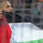 Islam Slimani, attığı golün ardından Filistin bayrağı açtı