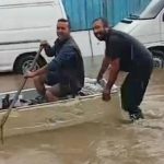 Antalya'da sokaklar göle döndü! Buzdolabından tekne yapıldı...