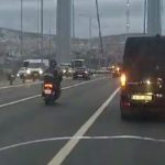 İstanbul'da fırtınanın etkili olduğu köprüde motokuryenin yardımına sürücü yetişti