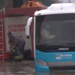 İstanbul'da göle dönen yolda vatandaşlar araçlarında mahsur kaldı