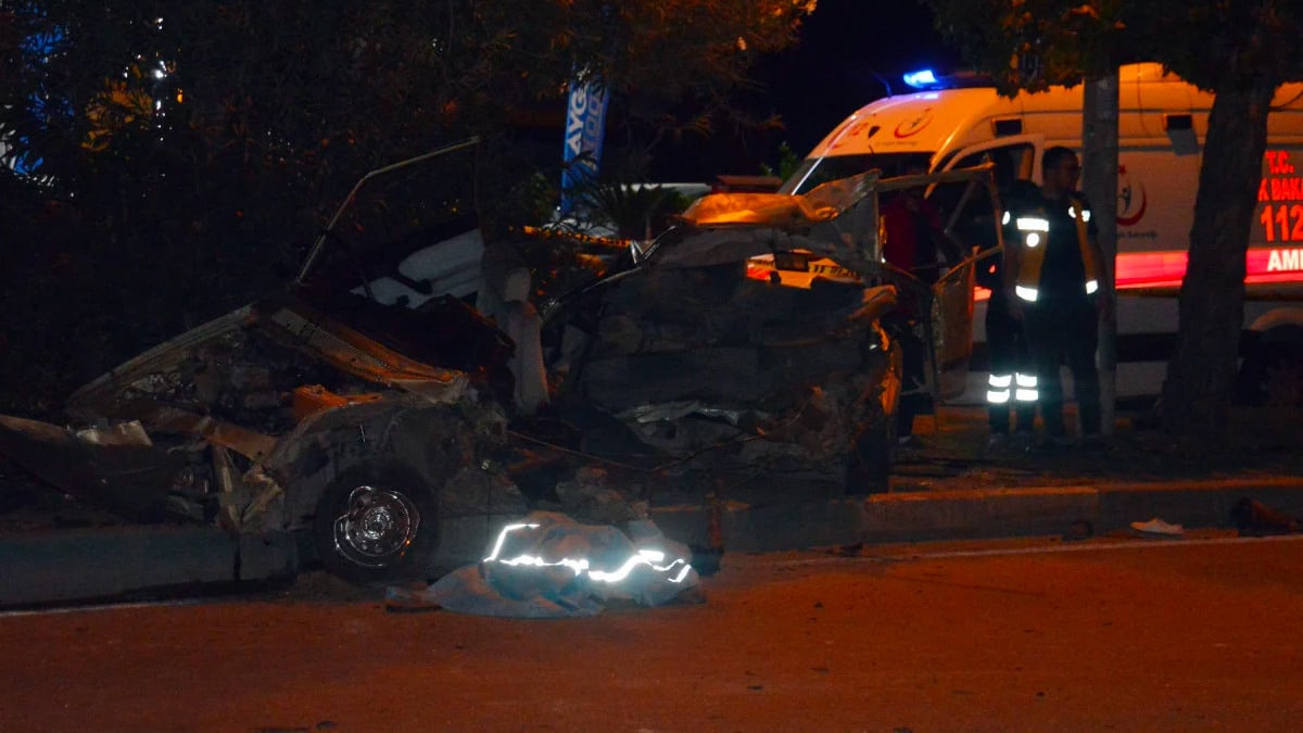 Adana'da otomobilin refüjdeki ağaçlara çarptığı kazada 3 kişi öldü