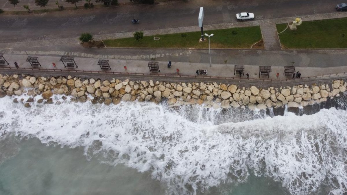 Akdeniz'de fırtına! Dalgalar korku dolu anlar yaşattı