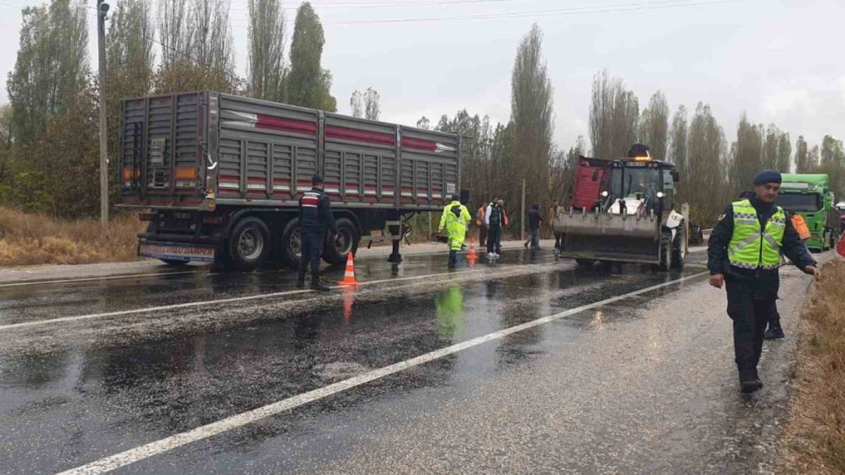 Ankara'da lastiği patlayan kamyon karşı yöndeki kamyonla çarpıştı