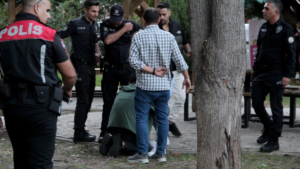 Antalya'da boğazına bıçak dayayan genç, sevgilisinin ayaklarına kapandı