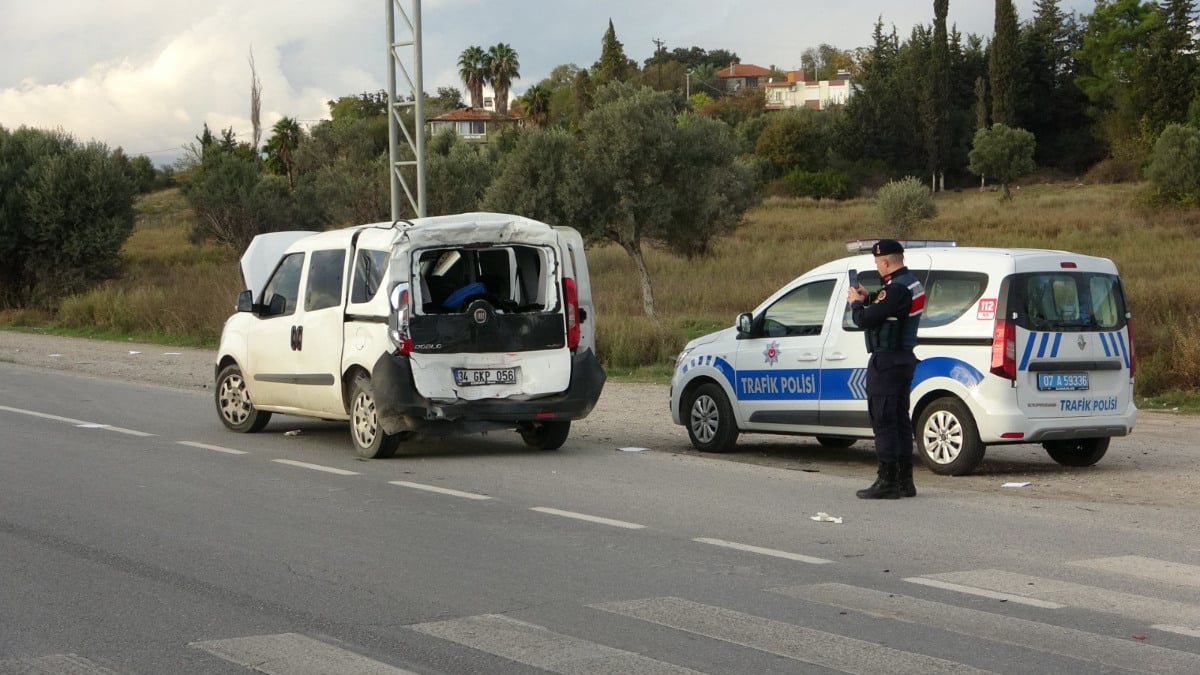 Antalya'da kırmızı ışıklarda bekleyen araca tır çarptı