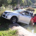 Antalya'da şaşırtan kaza: Otomobil parktaki havuza düştü