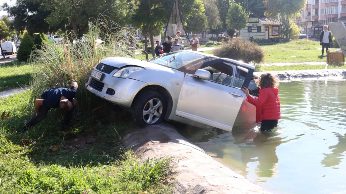 Antalya'da şaşırtan kaza: Otomobil parktaki havuza düştü