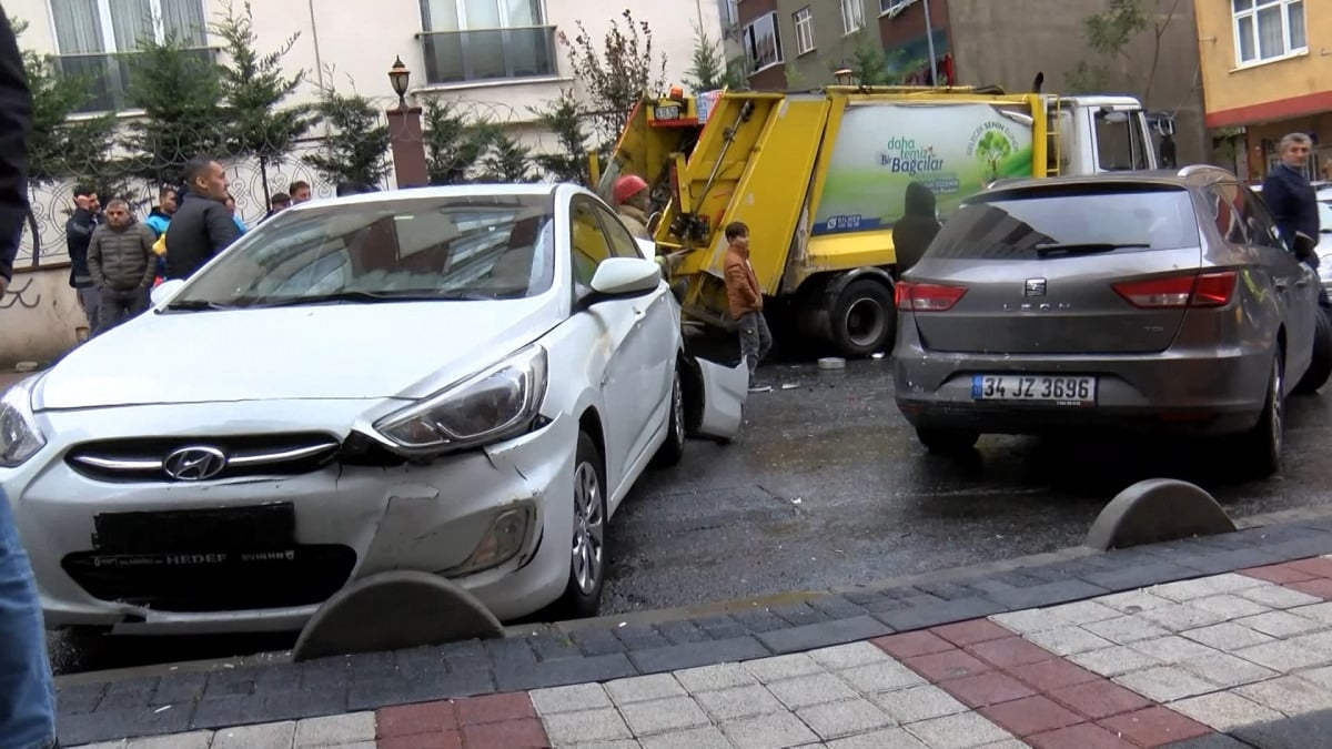 Bağcılar'da freni boşalan çöp kamyonu 7 araca çarptı