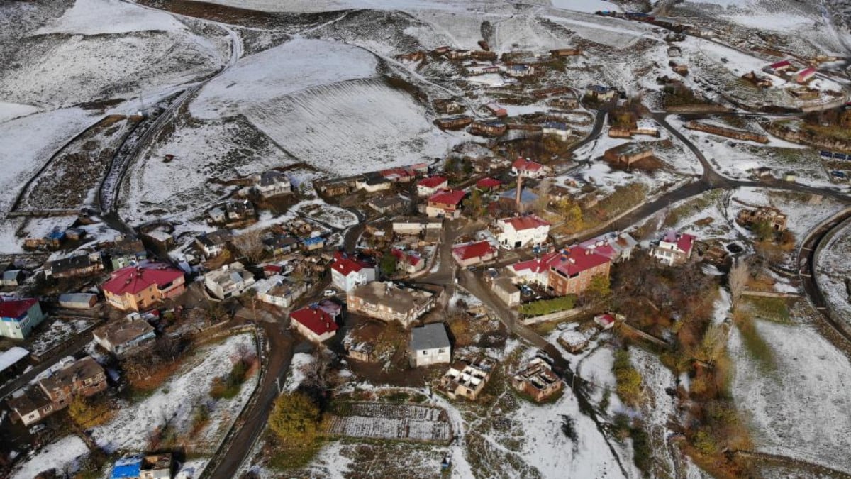 Bitlis Tatvan'da köyler beyaza büründü