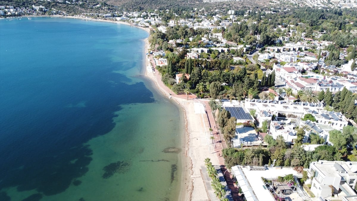 Bodrum'da yağış sonrası denizin rengi kahverengiye döndü