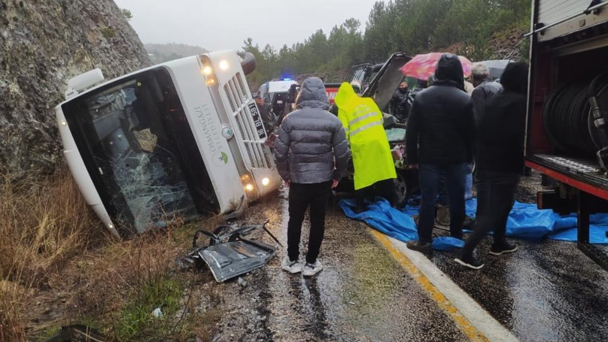 Bursa'da cenazeye gidenleri taşıyan midibüs ile otomobil çarpıştı: 1 ölü 3 yaralı