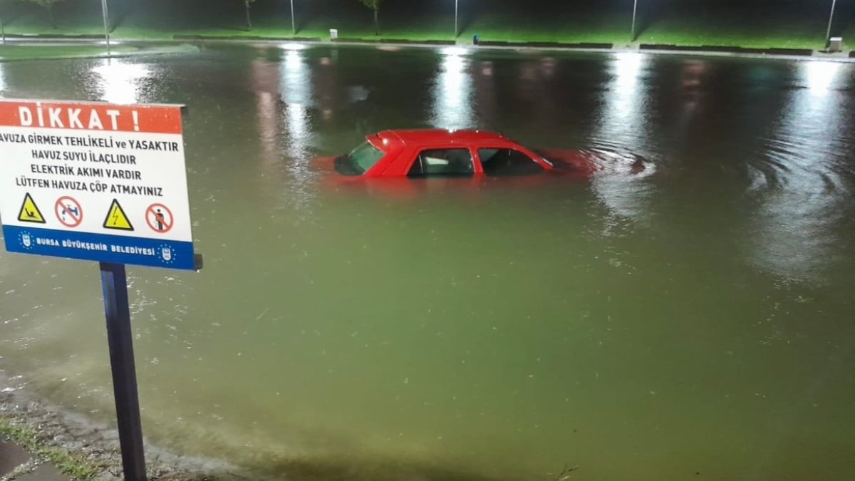 Bursa'da park halindeki aracını çıkarmak isterken gölete düştü