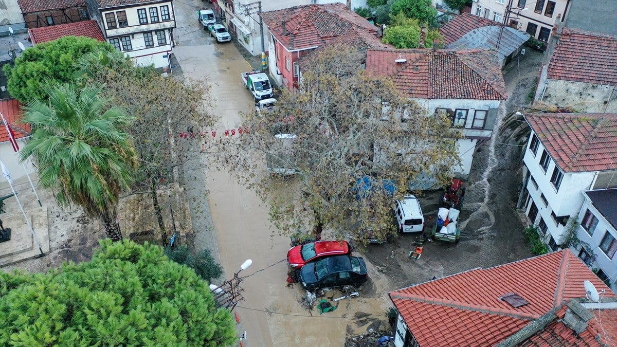 Bursa'nın turistik bölgesini yağmur vurdu! Ev ve iş yerlerini su bastı