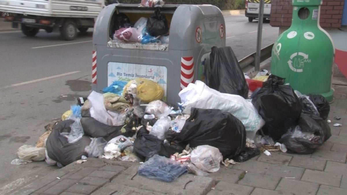 İzmir Çiğli'de çöp krizi: CHP'li belediye çözüm bulamadı kenti kötü koku sardı