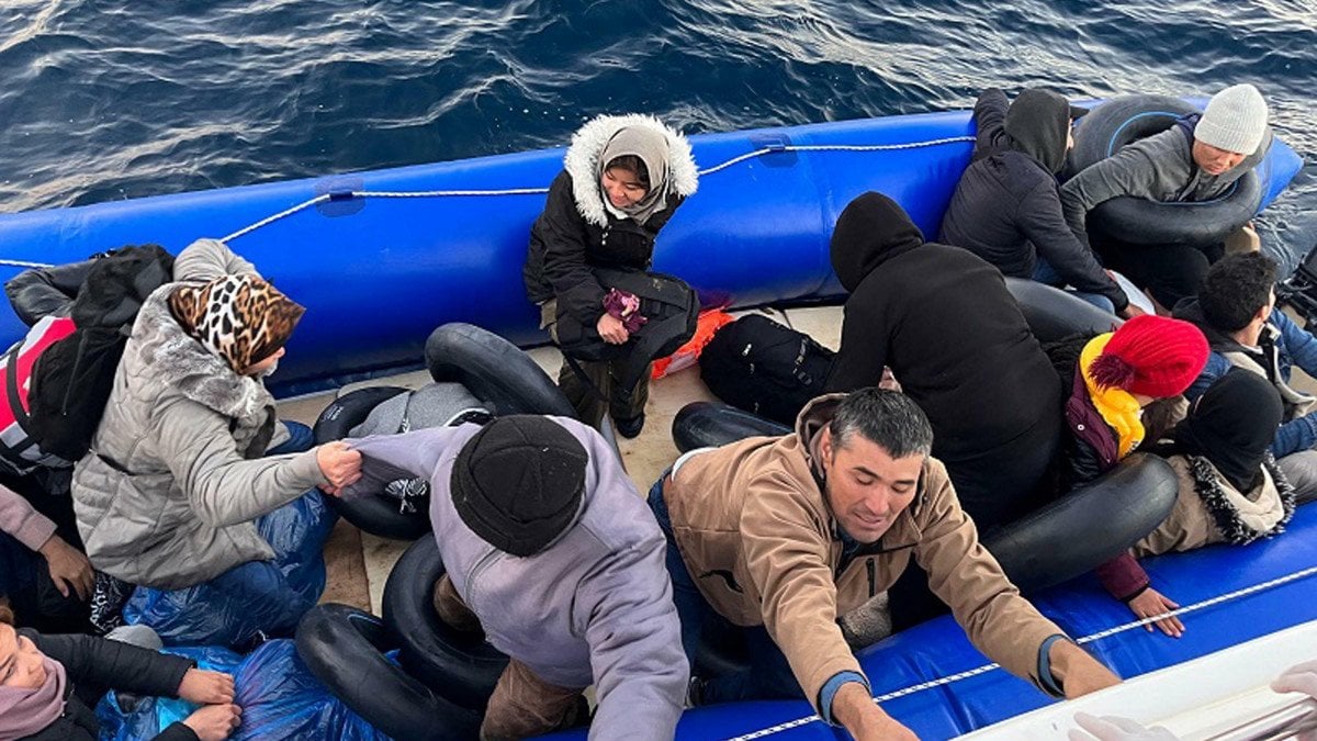 Çanakkale'de ölüme terk edilen 47 kaçak göçmen, sahil güvenlik tarafından kurtarıldı