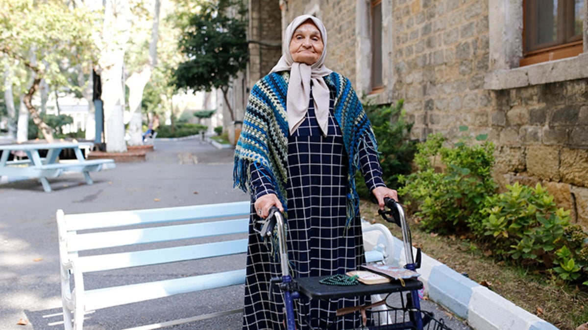 Cavide nine, mal varlığını bağışladığı Darülaceze'yi evi yaptı