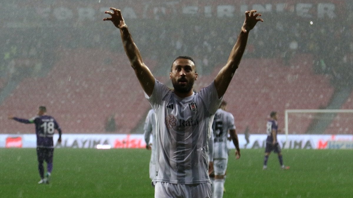 Cenk Tosun'dan dikkat çeken sözler: Beşiktaş gibi oynamalıyız