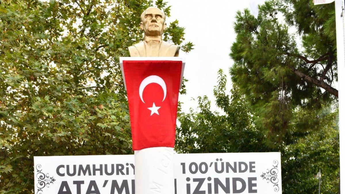 CHP'den İzmir'e bir heykel daha: 'Devrim İçin 1935' anıtı açıldı