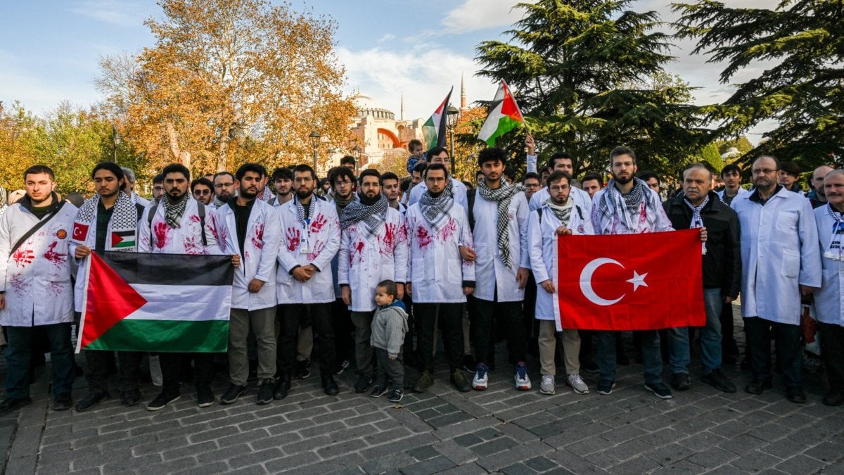 Doktorlar Gazze'deki katliamı 'Sessiz Yürüyüş' ile protesto etti