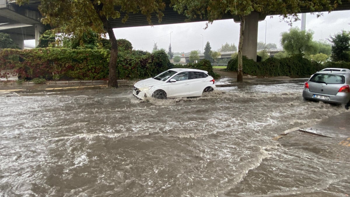 Ege'yi sel aldı! İzmir ve Muğla'da sağanak yağmur cadde ve sokakları göle çevirdi