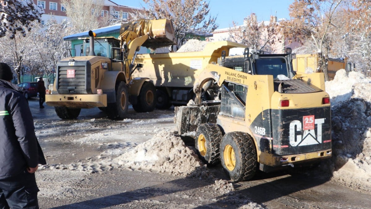 Erzurum'da kar mesaisi! Günde 800 kamyon kar şehir dışına taşınıyor