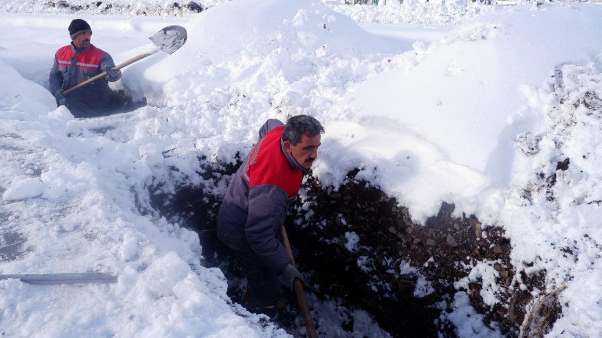 Erzurum'da toprak donmadan mezarlar kazıldı