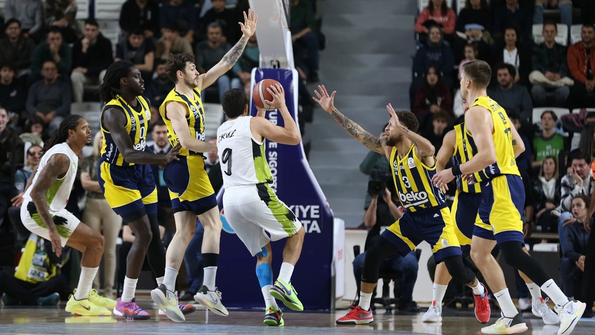 Fenerbahçe, Manisa deplasmanında galibiyeti aldı