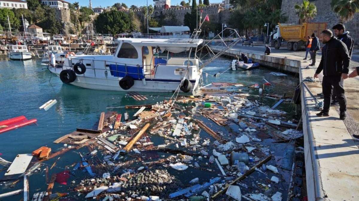 Fırtına Antalya'yı fena vurdu! Hasar büyük...