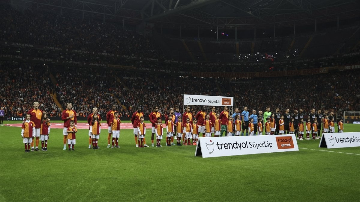 Galatasaray'da endişe! Manchester United maçı öncesinde zeminde sorun yaşandı