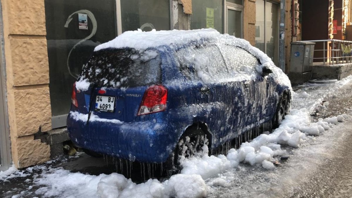 Gören dönüp bir daha baktı! Erzurum'da buzla kaplanan otomobil